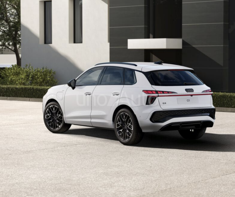 Q3 e-hybrid Black Line S tronic 200kW
