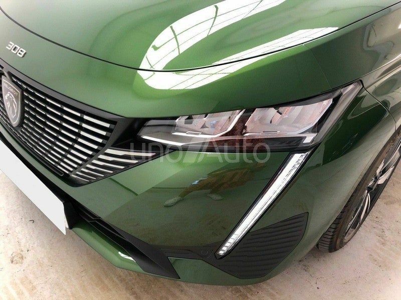 5P Allure Hybrid PHEV 180 eEAT8