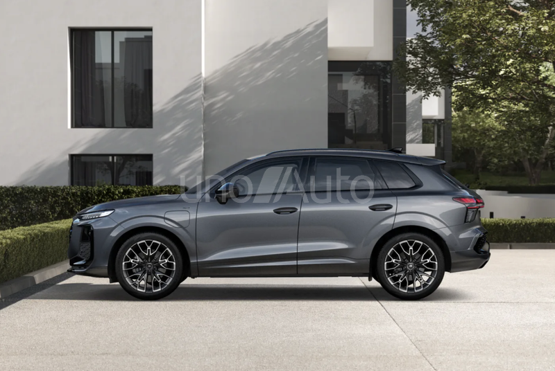 Q3 e-hybrid Black Line S tronic 200kW