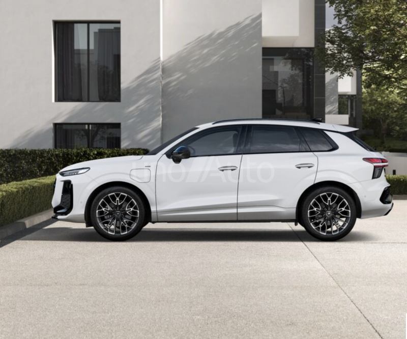 Q3 e-hybrid Black Line S tronic 200kW