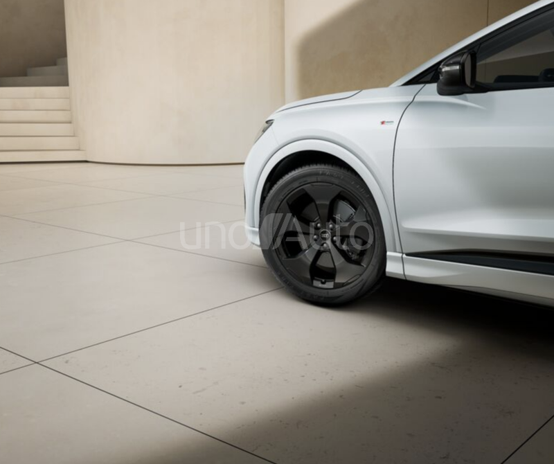 Q4 e-tron quattro Black line 220kW 82KWh