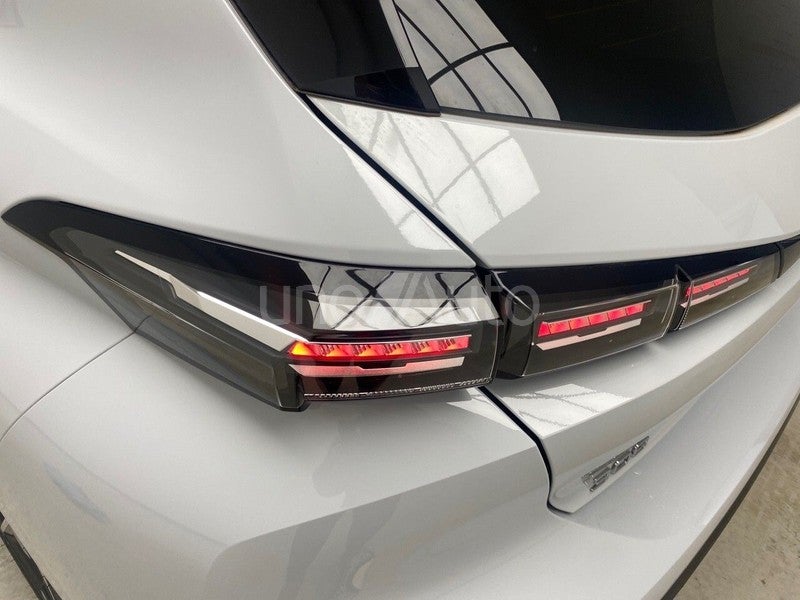 5P Allure Hybrid PHEV 180 e-EAT8