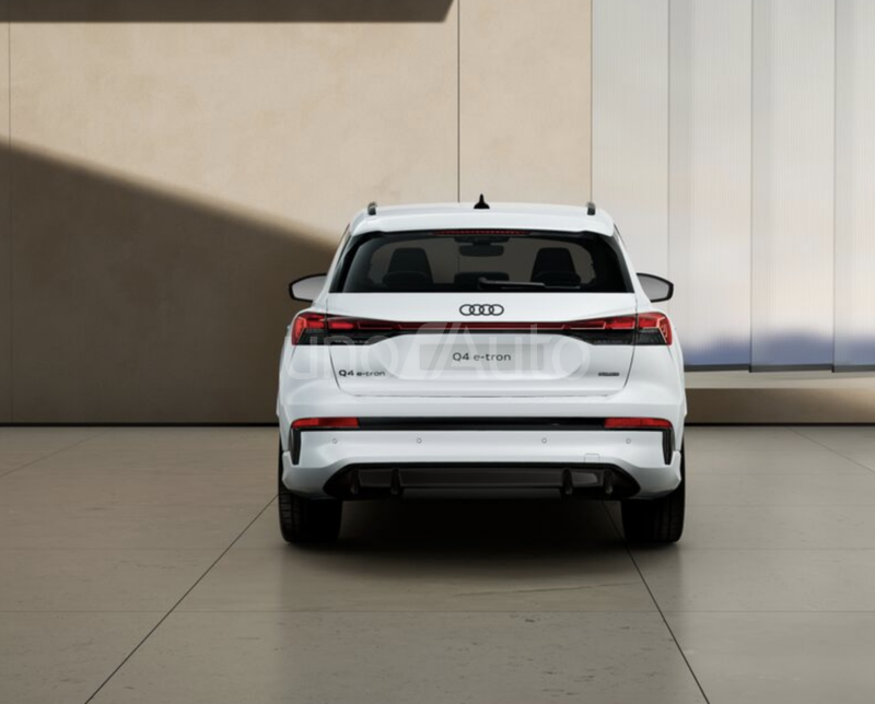 Q4 e-tron quattro Black line 220kW 82KWh