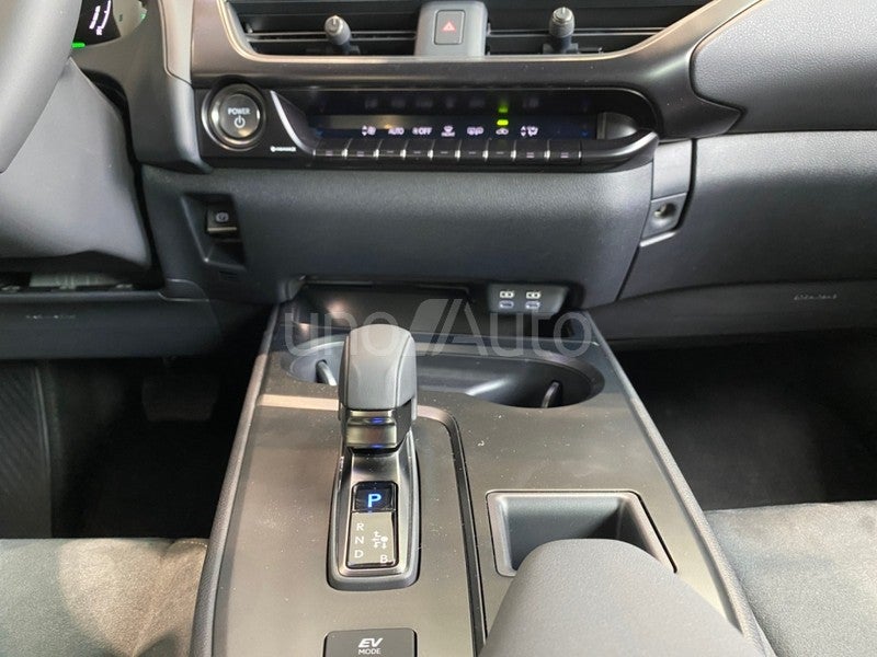 UX 300h UX+