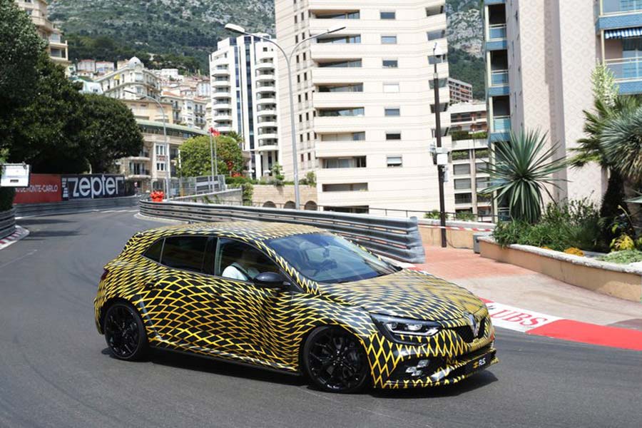 Hulkenberg pilota el nuevo Mégane RS por las calles del Principado.