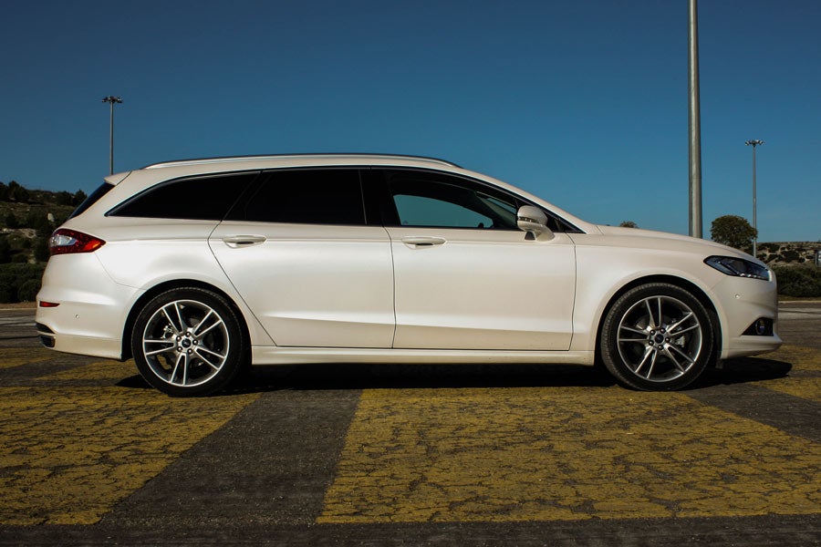 El Ford Mondeo SW mide 4,87 metros de largo.