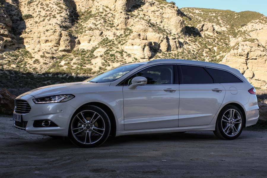 Las llantas de aleación de 19 pulgadas forman parte de la lista de opcionales del Ford Mondeo SW.