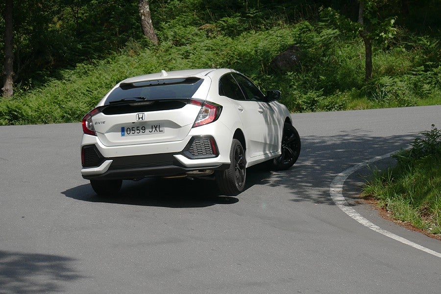 El Honda Civic está entre los mejores en comportamiento dinámico y es capaz de ser cómodo, eficaz y ágil de manera equilibrada.
