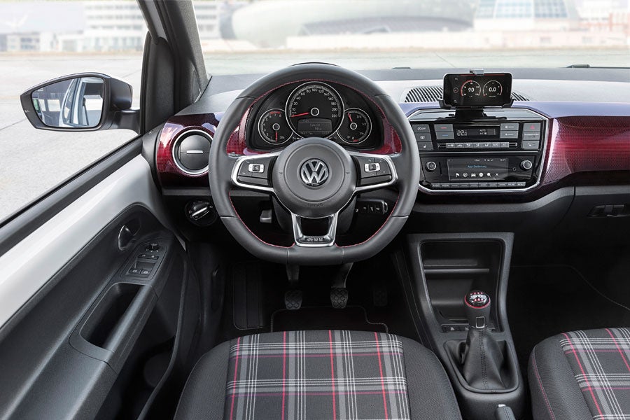Interior del up! GTI 2018, totalmente al estilo tradicional de GTI.