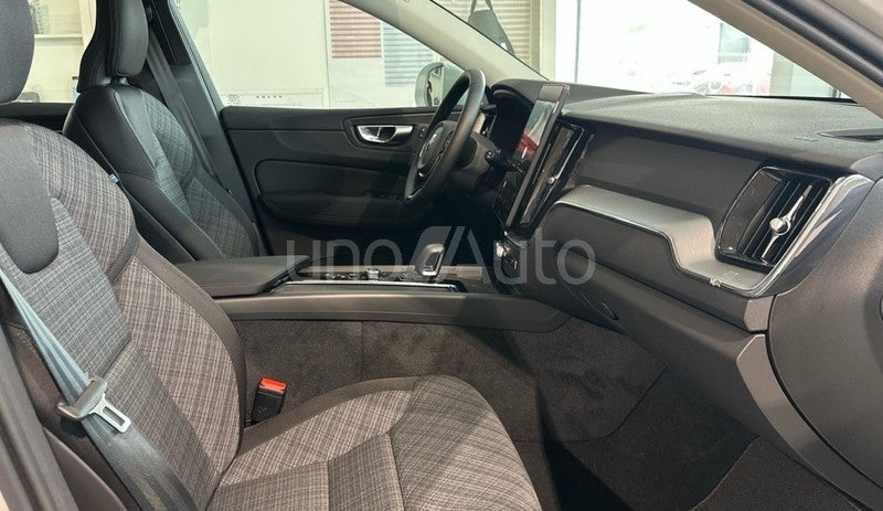 XC60 2.0 B5 P MHEV CORE AUTO 4WD 250 5P