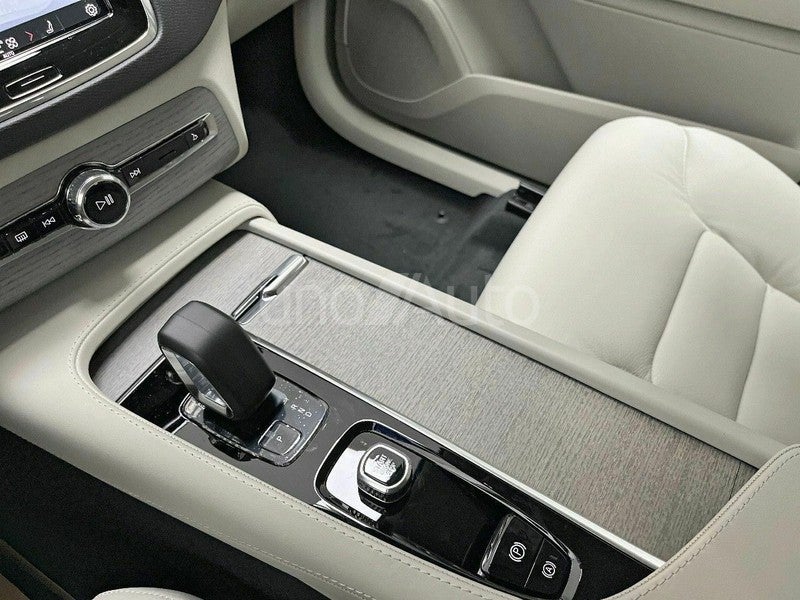 2.0 T8 AWD Core Recharge Auto