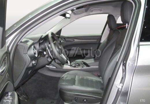 Stelvio 2.2 Sprint RWD Aut. 160