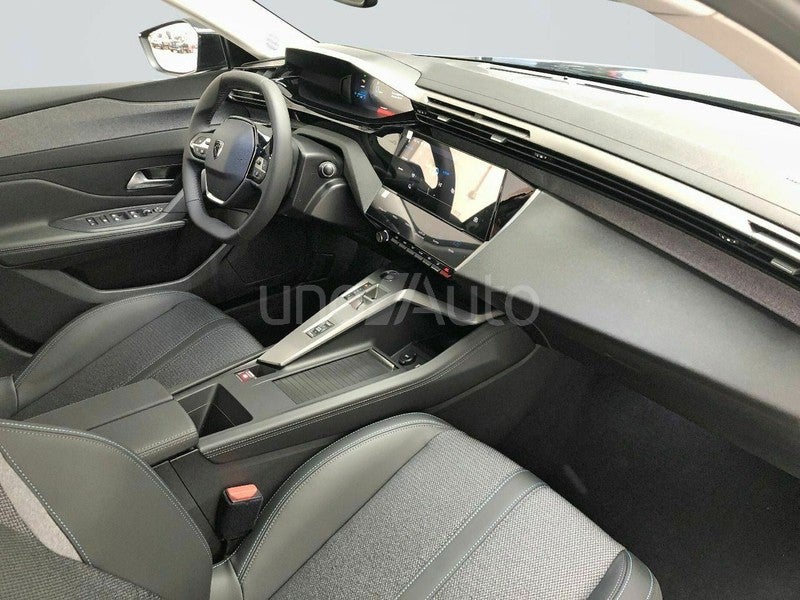 5P Allure Hybrid PHEV 180 eEAT8