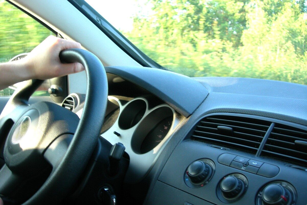 ¿Son más agresivos los conductores jóvenes?
