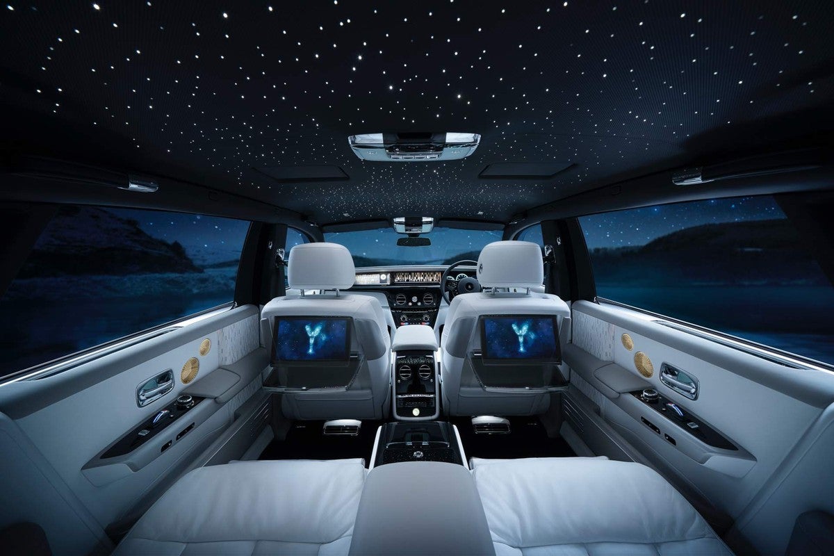 El interior está inspirado en el universo