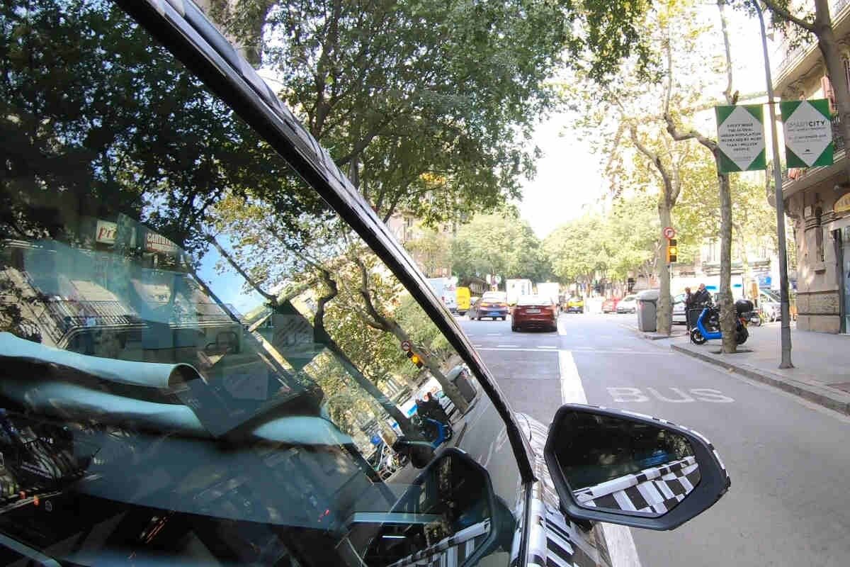 Los coches conectados de Seat se comunican con los semáforos y los paneles informativos de las carreteras para mejorar la seguridad vial. 