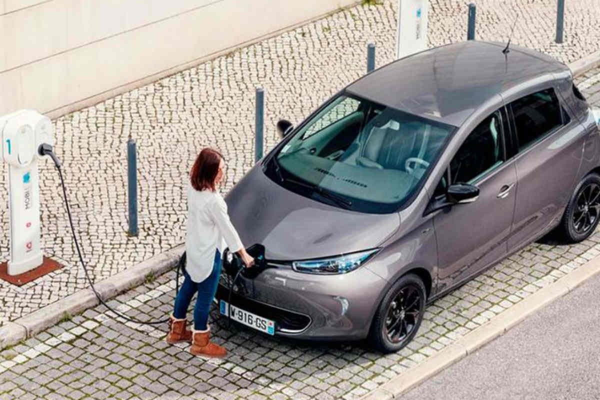 Los jóvenes son los que menos intenciones tienen de comprar un coche eléctrico.