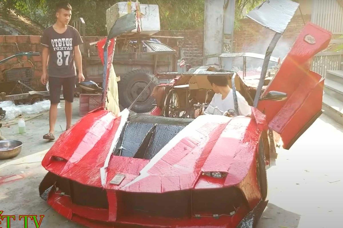 Réplicas de supercoches en cartón que funcionan