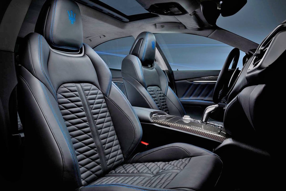 Los cambios estéticos incluyen detalles en color azul en el interior y exterior.