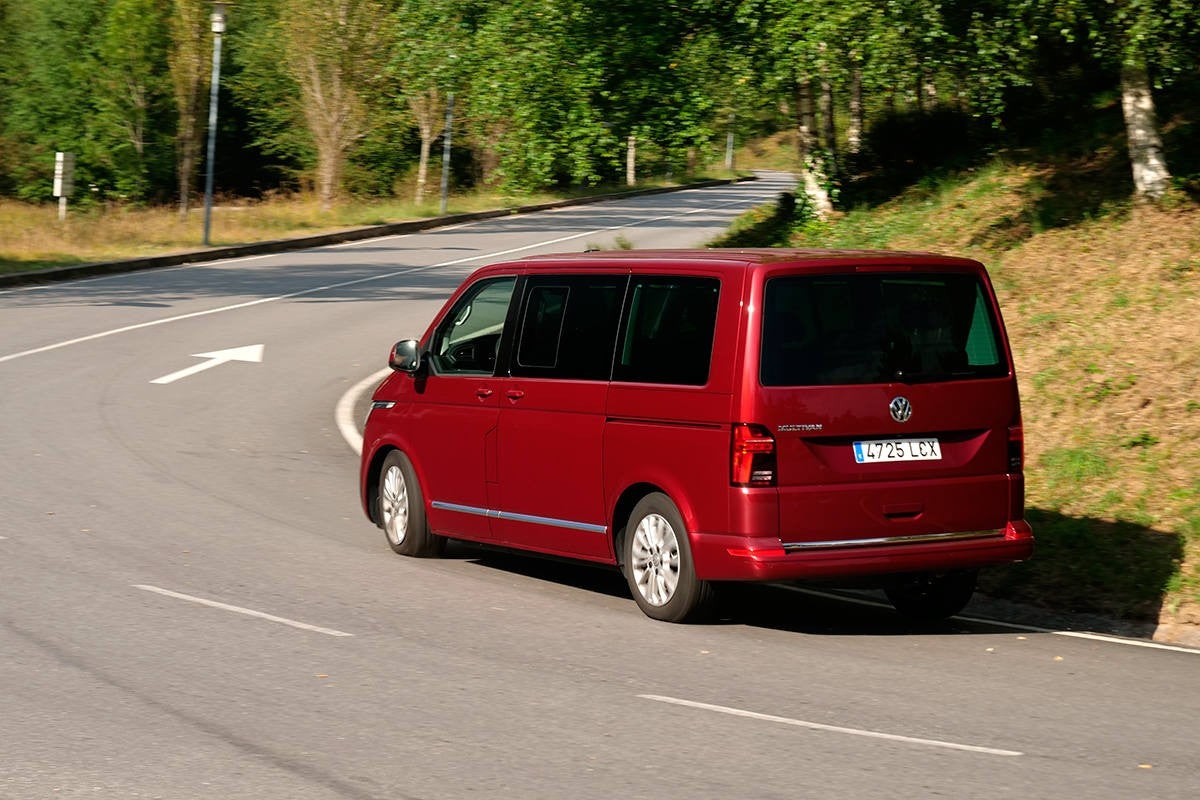 Pese a su tamaño, masa y altura, esta VW se comporta de forma segura y más ágil de lo que parece.