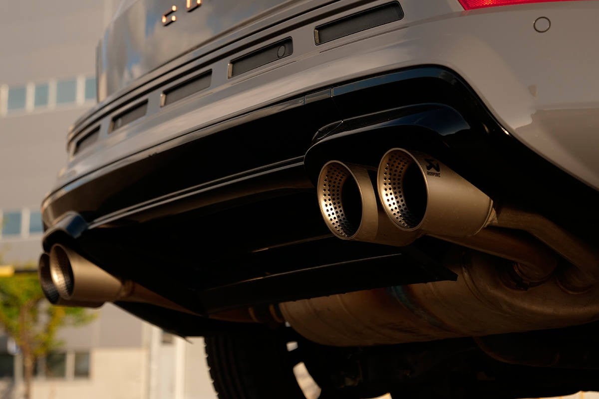 Los escapes Akrapovic dan su toque de emoción al 2.0 turbo de 300 CV.