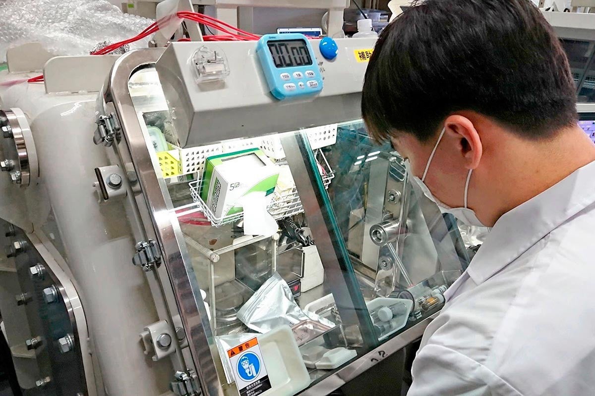 Un investigador de la Universidad de Tokio trabajando en la nueva batería de Toyota