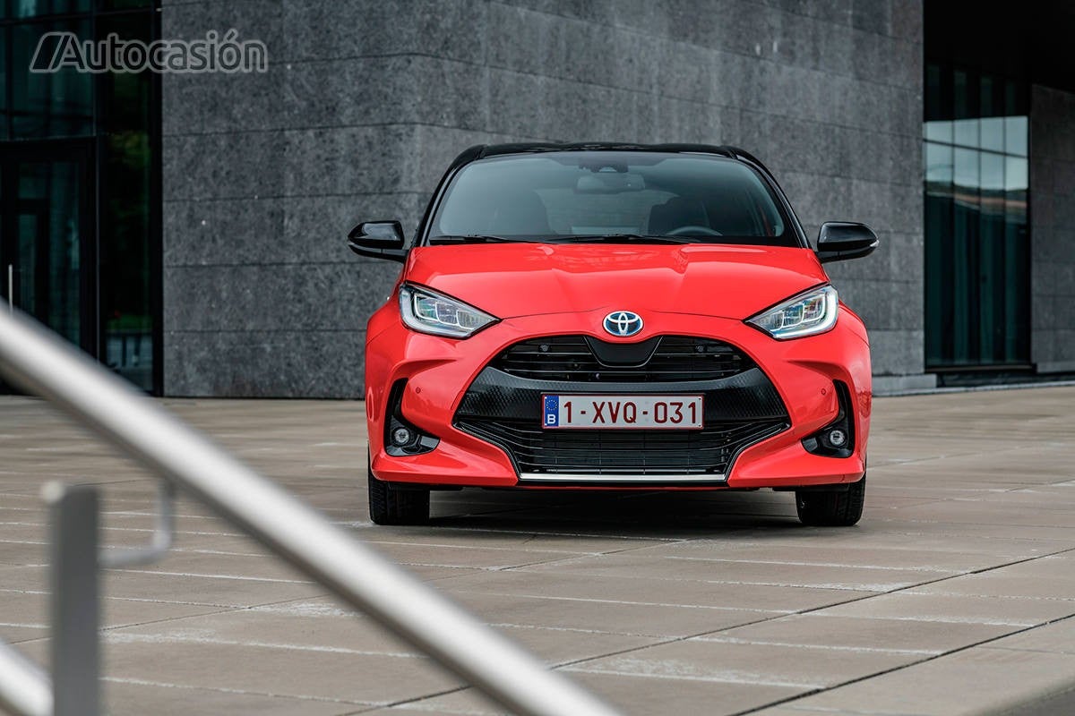 El nuevo Yaris es mucho más atractivo y lo mejor es que no ha crecido y sigue por debajo de los 4 metros.