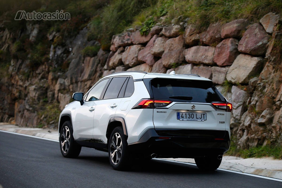 El sistema híbrido combina 3 motores eléctricos y uno de gasolina con más de 300 CV.