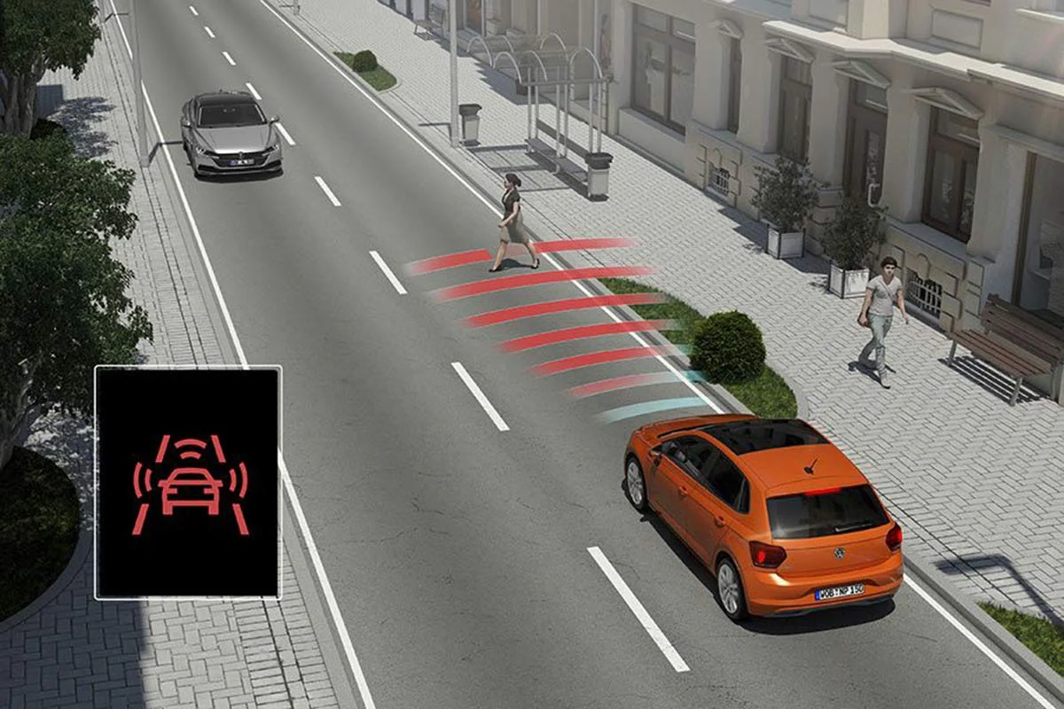 Este sistema es capaz de detectar peatones y frenar el coche de forma autónoma.