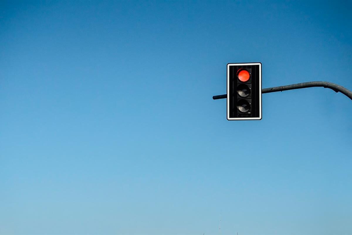 Un semáforo en rojo