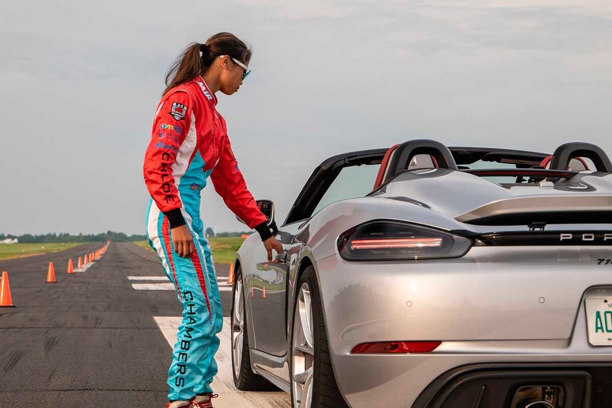 Chloe Chambers, a punto de subirse al Porsche 718 Spyder