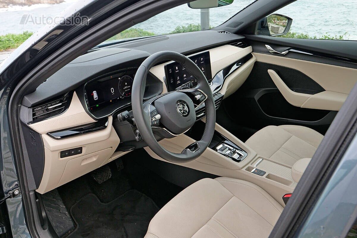 El interior del Octavia no envidia nada a las marcas premium en calidad de materiales y acabados.