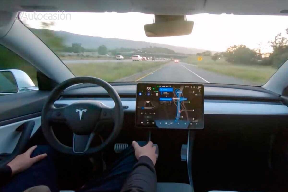 Conducción autónoma en un Tesla