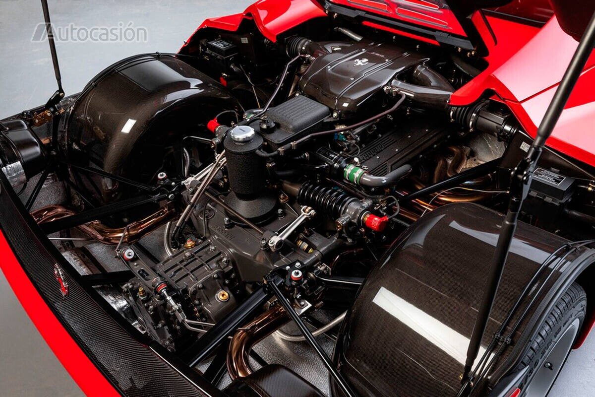 El motor actúa como subchasis para las suspensiones, como en los F1.