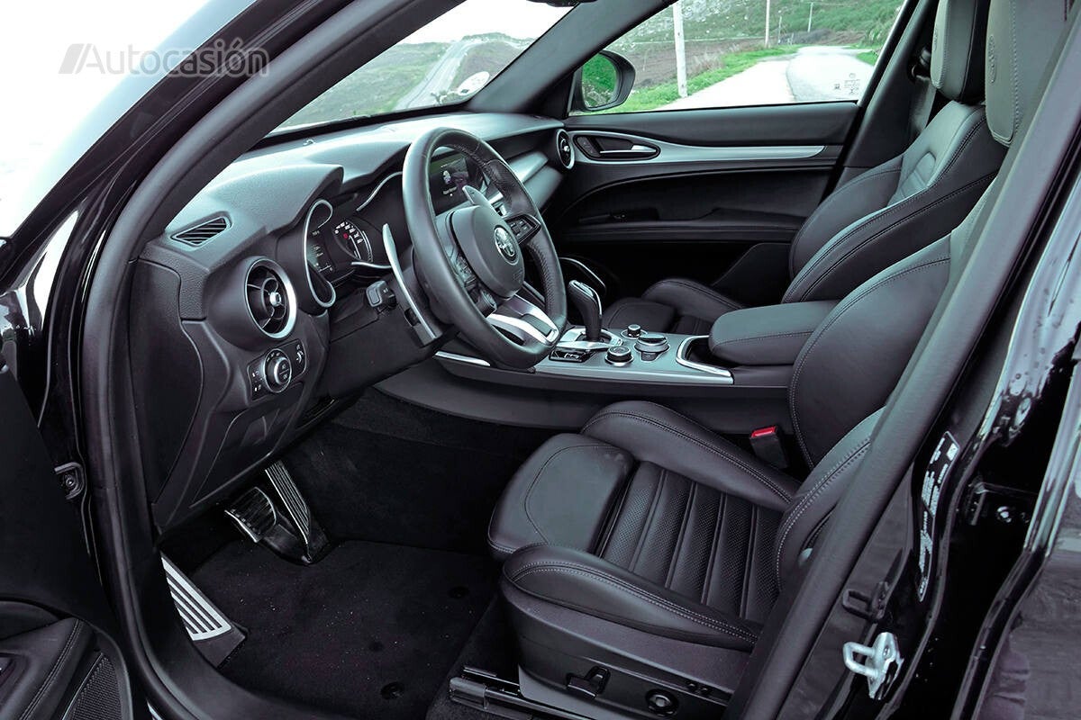 El interior tiene un aire Alfa inconfundible y buenos materiales.
