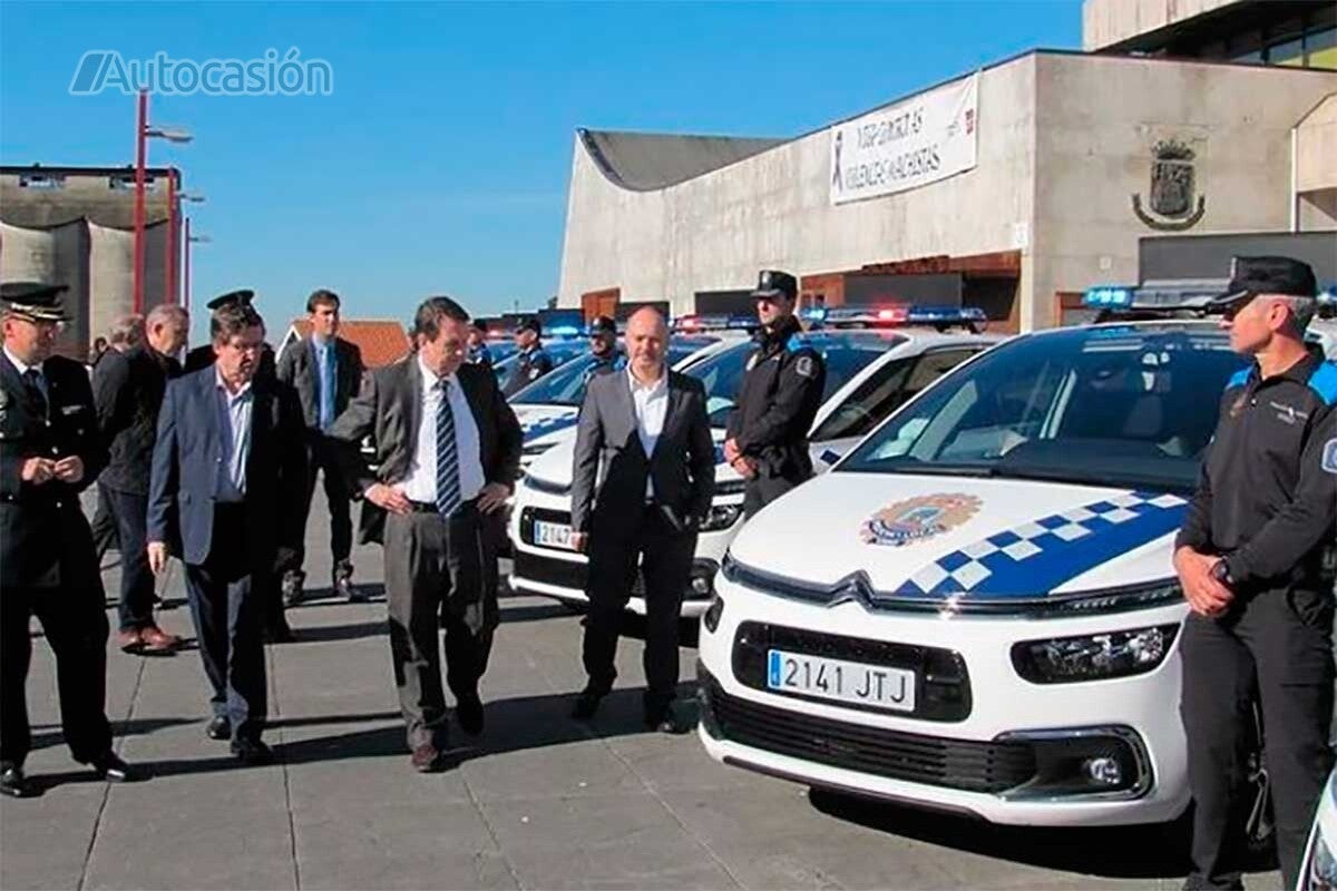 La Policía de Vigo en el momento de recibir sus nuevos vehículos