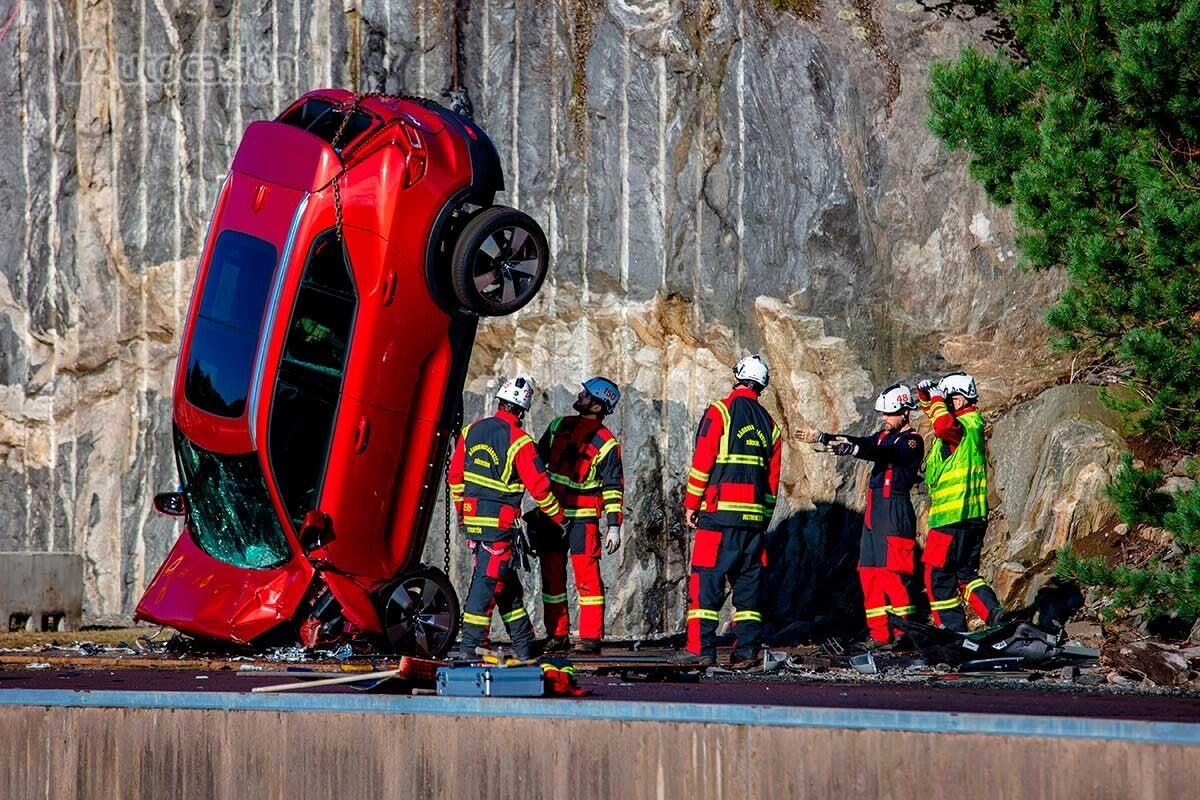 Volvo lanzando coches desde 30 metros