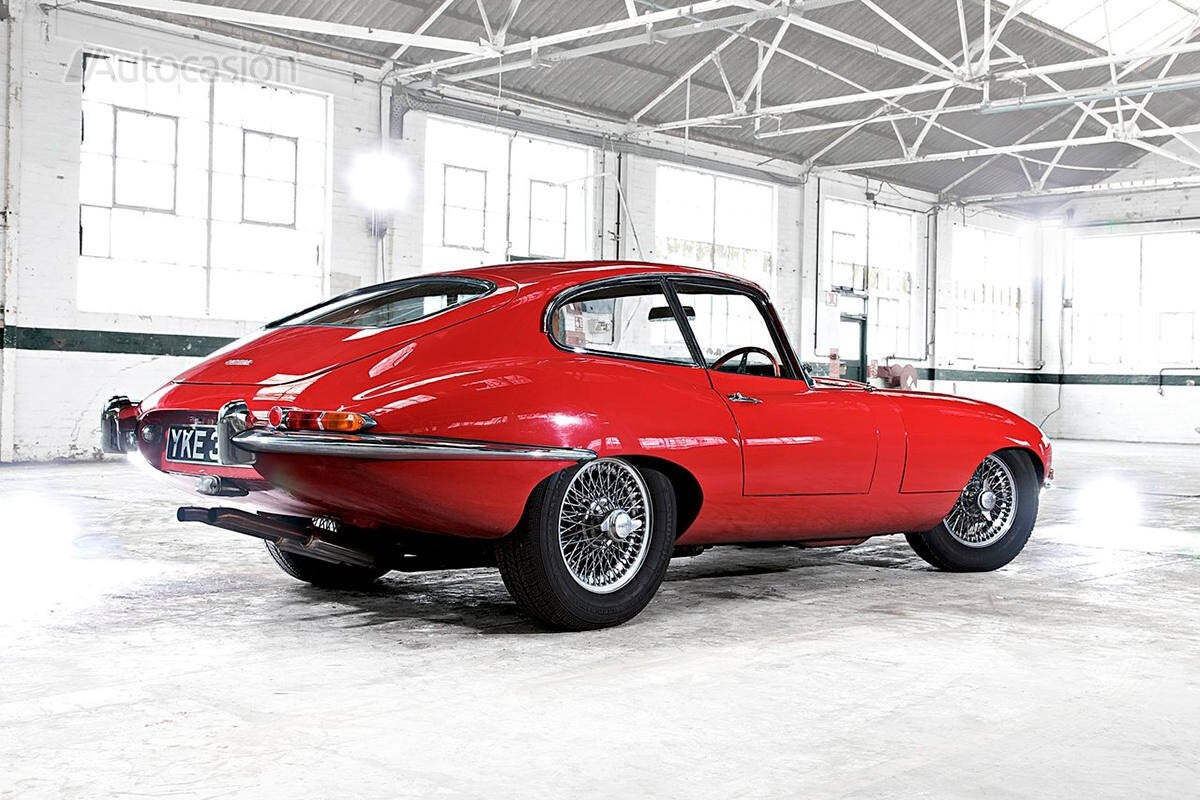 Coche mitico Jaguar e-Type aniversario