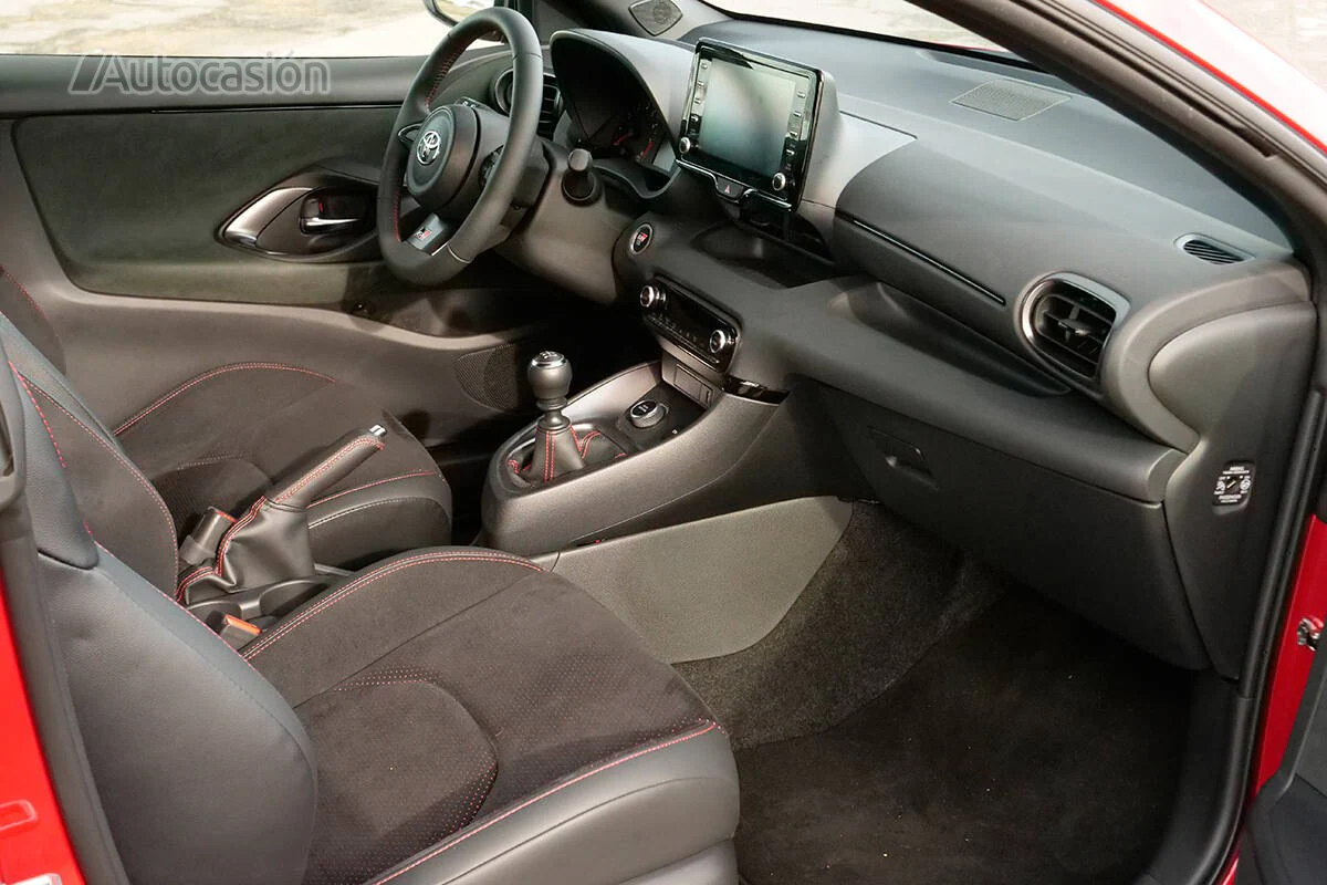 El interior debería estar más diferenciado en un coche de este nivel.