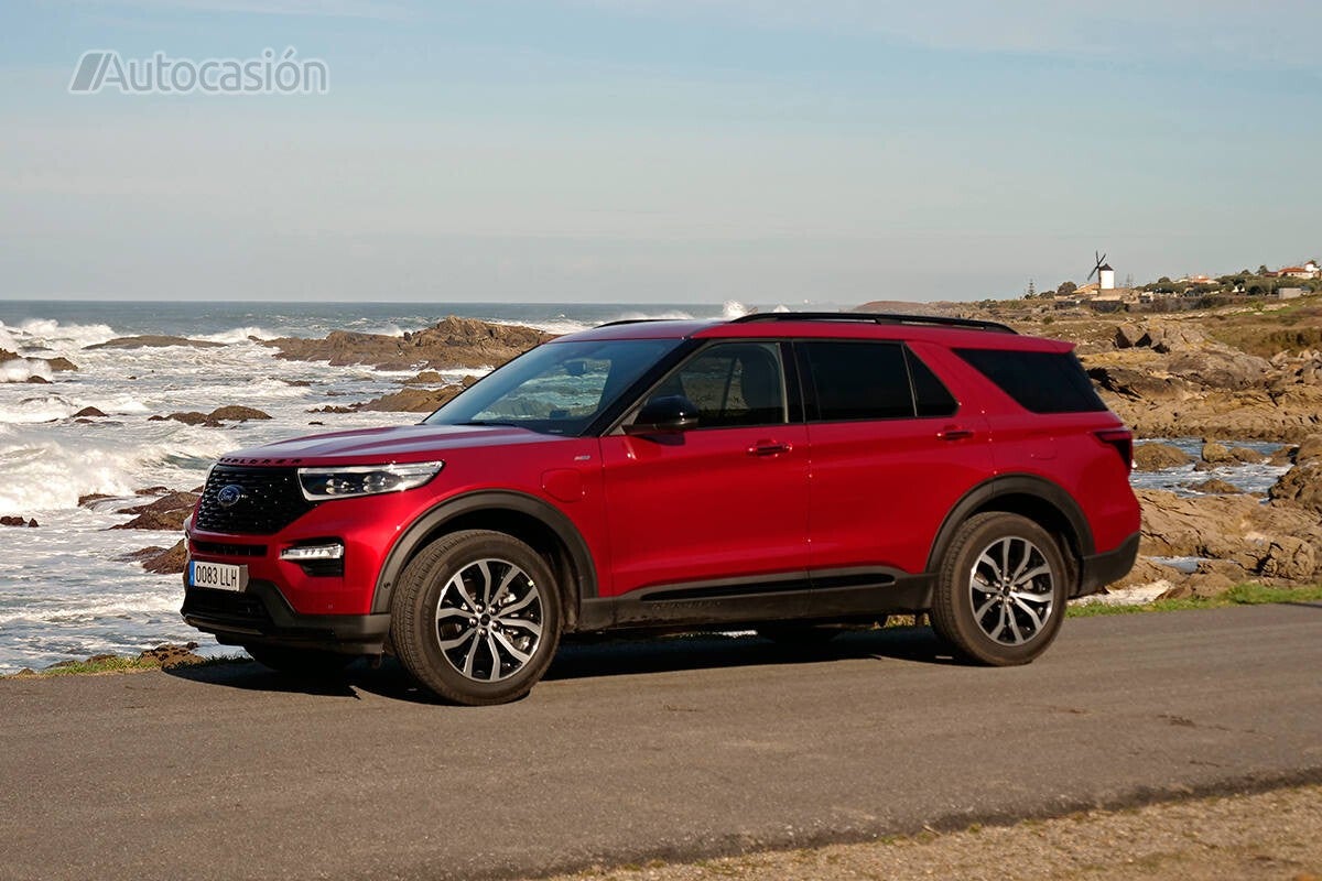 El Explorer recuerda a los modelos de Range Rover desde varios ángulos.
