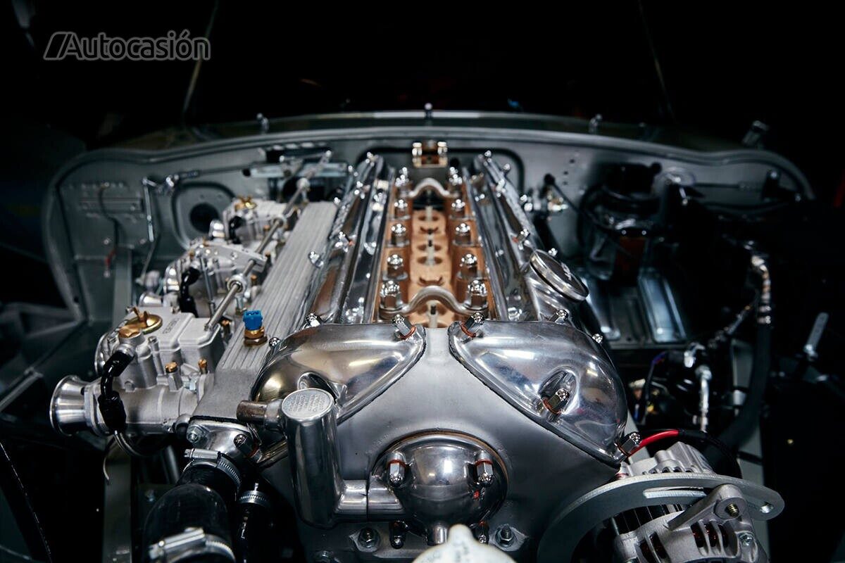 El motor XK 3.8 se pone al día para llegar a los 300 CV.