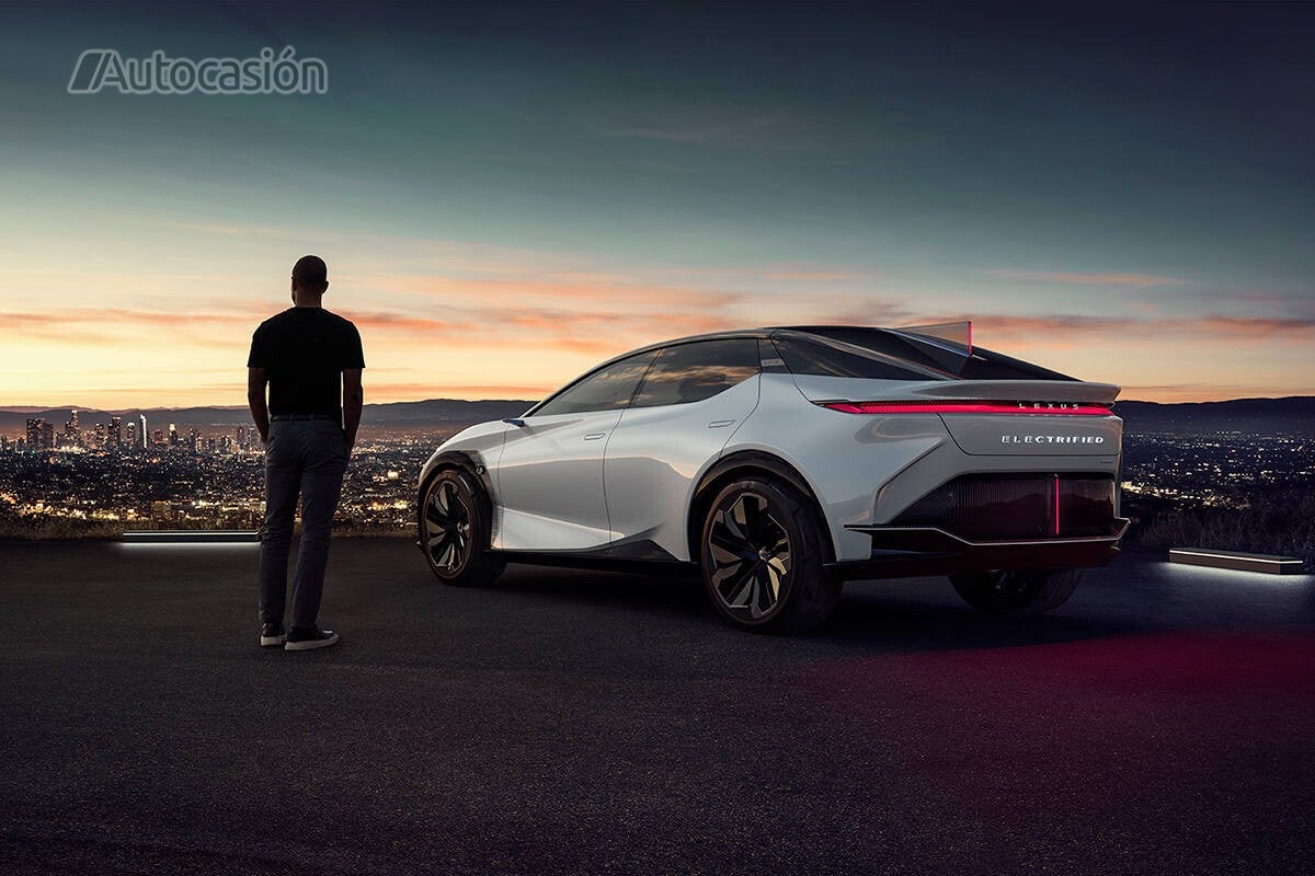 El LF-Z Electrified está pensado para disfrutar a sus mandos, pero también piensa en la conducción autónoma.