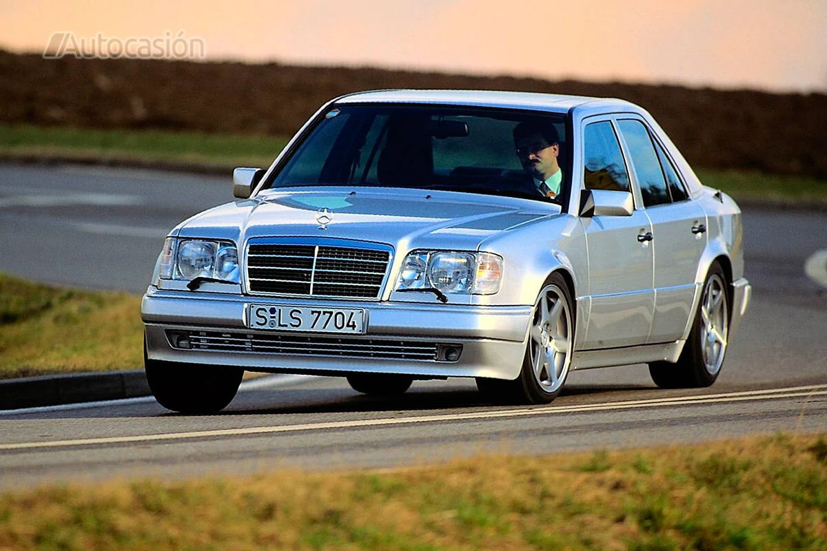 Dinámicamente el Mercedes 500 E hacía gala de una excelente estabilidad.