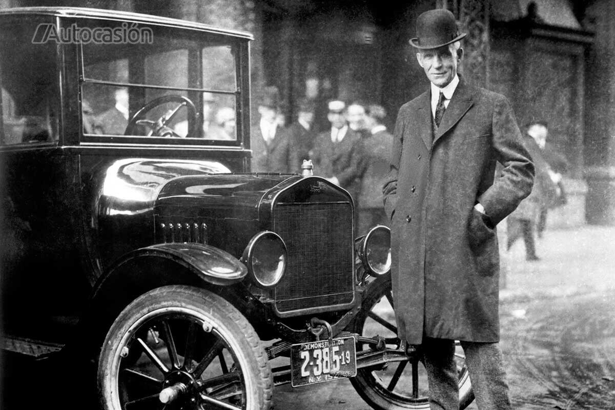 Henry Ford junto a uno de los primeros parabrisas en un automóvil