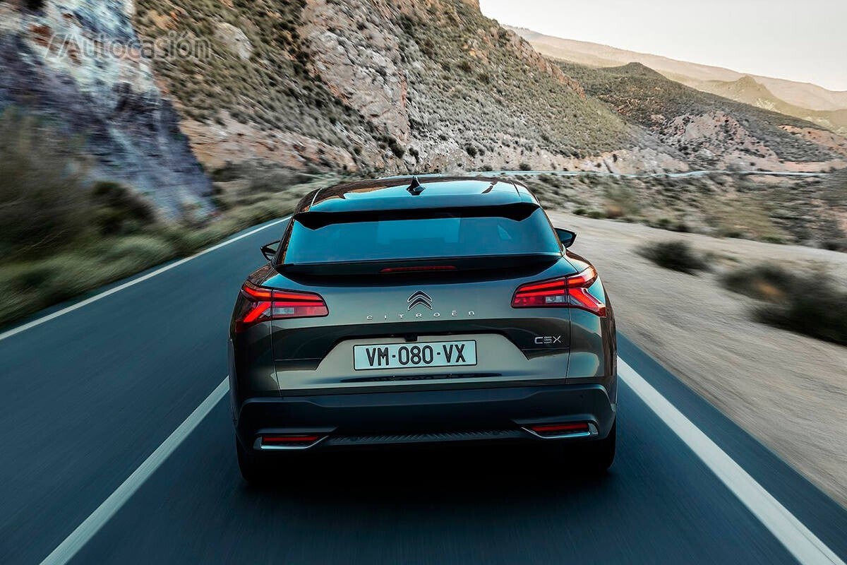 La parte trasera recuerda en ciertos aspectos al Citroën DS 5.