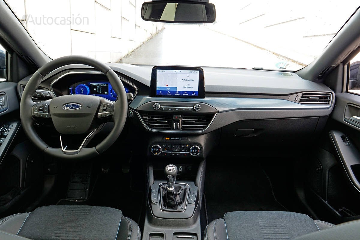 El interior tiene buenos materiales y ajustes.