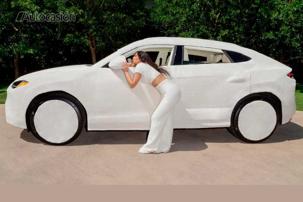 Kim Kardashian, junto a su Lamborghini Urus personalizado