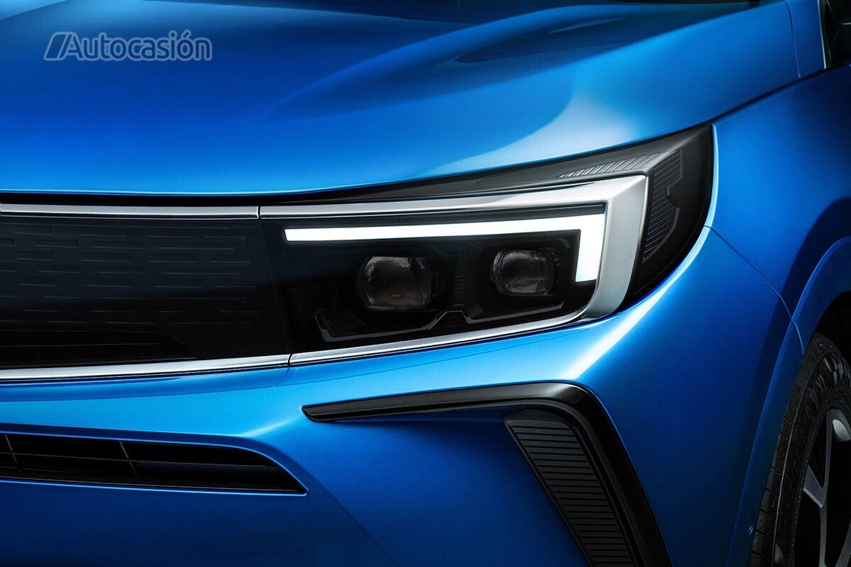 Detalle de los faros y Opel Vizor del nuevo Grandland 2021.