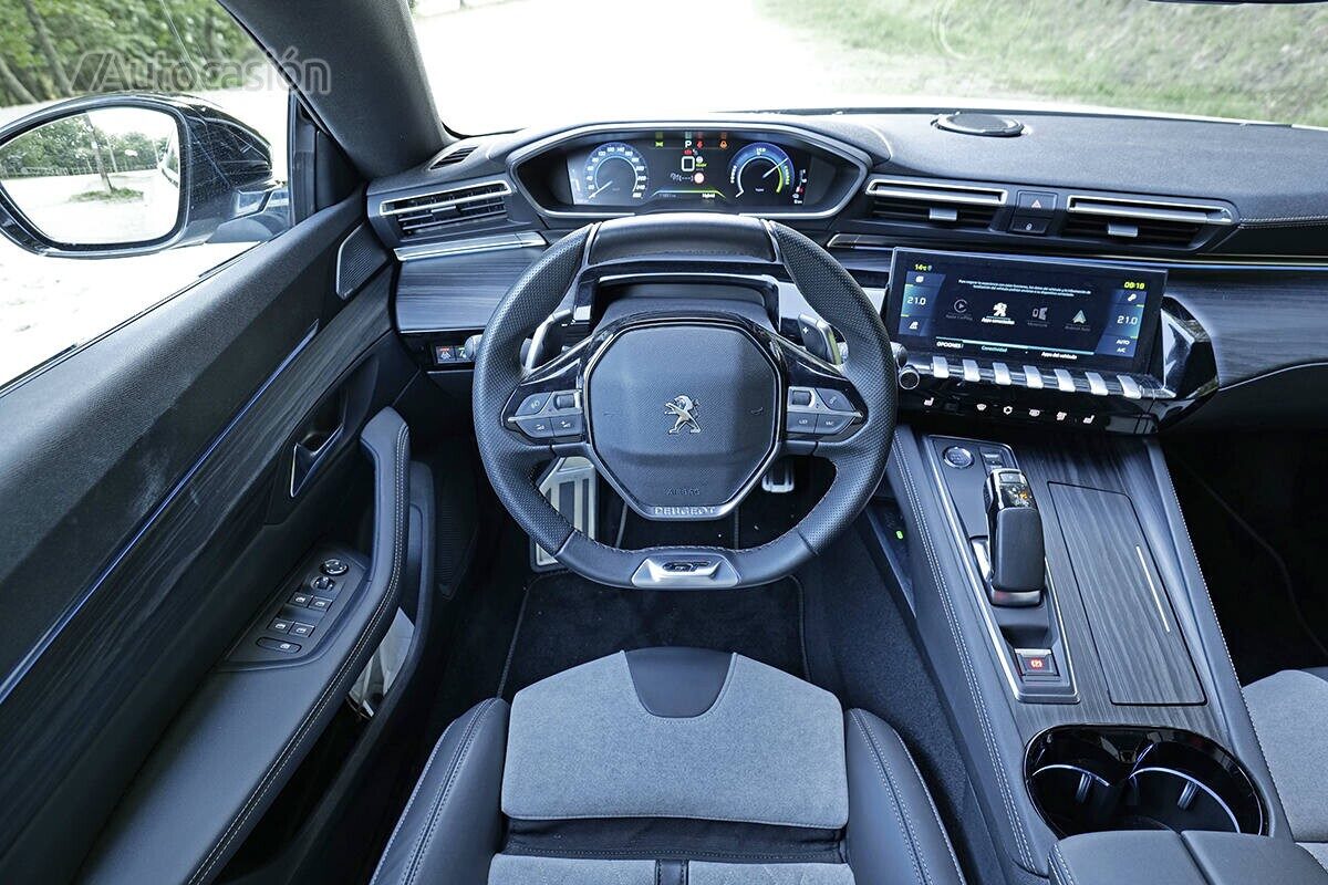El interior está condicionado por el concepto de I-Cockpit de Peugeot.