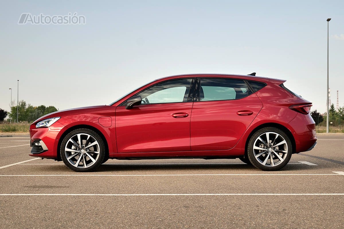 Sólo la portezuela sobre la rueda delantera izquierda diferencia estéticamente a este e-Hybrid del resto de Léon.